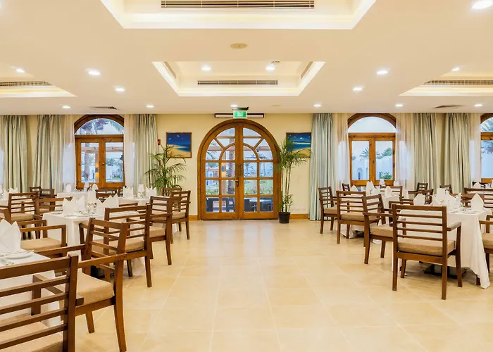 سفير منتجع 5*